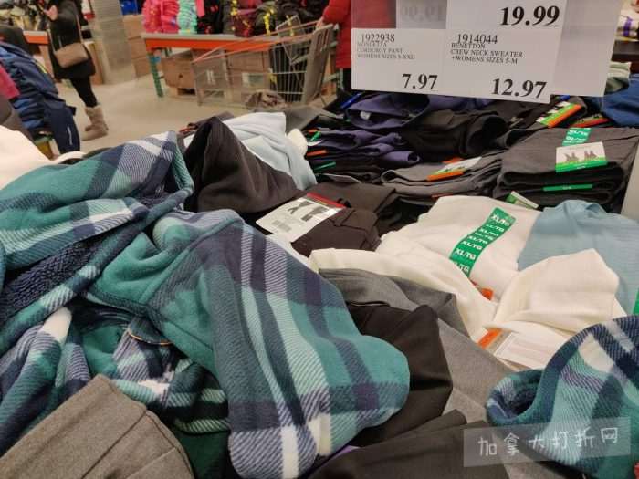 独家！【加东版】Costco店内实拍，有效期至2月8日！iPhone月供https://www.canadadz.com/wp-content/uploads/2026/02/2026020220252229-700x525.jpg、招财银柳.99、冰柜.99、海鲈鱼.99、阿迪鞋.97、加拿大队服.97、迷你香肠.99、午餐肉.99！