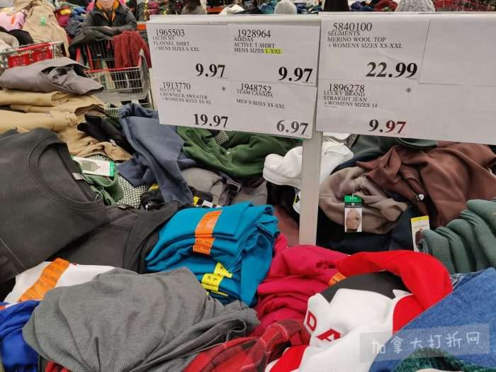 独家！【加东版】Costco店内实拍，有效期至2月8日！iPhone月供https://www.canadadz.com/wp-content/uploads/2026/02/2026020220252869-700x525.jpg、招财银柳.99、冰柜.99、海鲈鱼.99、阿迪鞋.97、加拿大队服.97、迷你香肠.99、午餐肉.99！