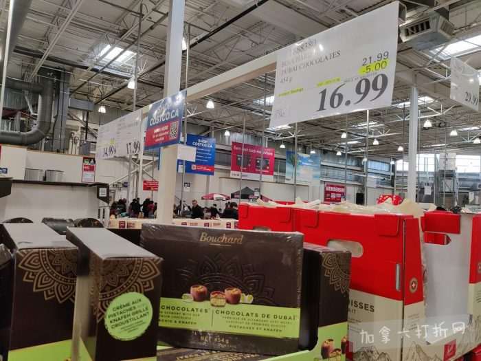 独家！【加东版】Costco店内实拍，有效期至2月8日！iPhone月供https://www.canadadz.com/wp-content/uploads/2026/02/2026020220262079-700x525.jpg、招财银柳.99、冰柜.99、海鲈鱼.99、阿迪鞋.97、加拿大队服.97、迷你香肠.99、午餐肉.99！