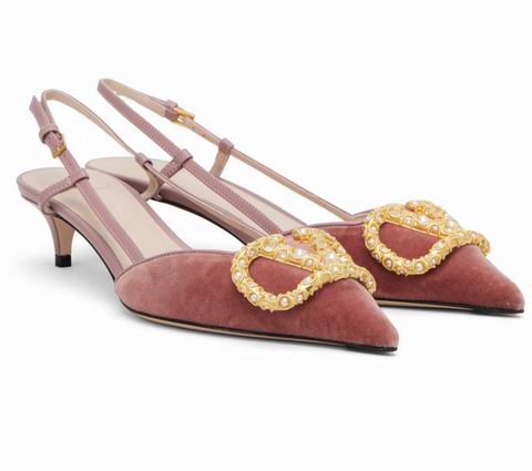 Valentino Garavani 粉色 VLogo 天鹅绒露跟高跟鞋 964加元(原价 1890加元,35/37/37.5码)