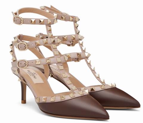 Valentino Garavani Rockstud铆钉高跟鞋 899加元(原价 1550加元)