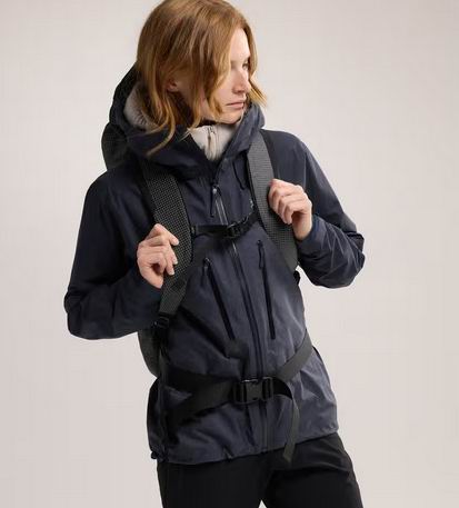 Arc'teryx Alpha 女式冲锋衣 510加元（原价 850加元，M码）