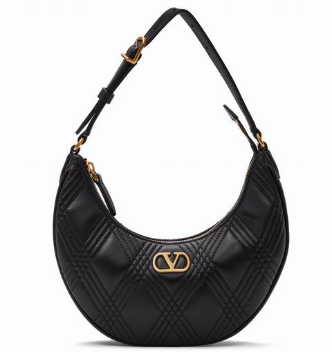 Valentino Garavani 迷你 Quiltie 67 月牙包 1351加元（原价 2370加元）！2色可选