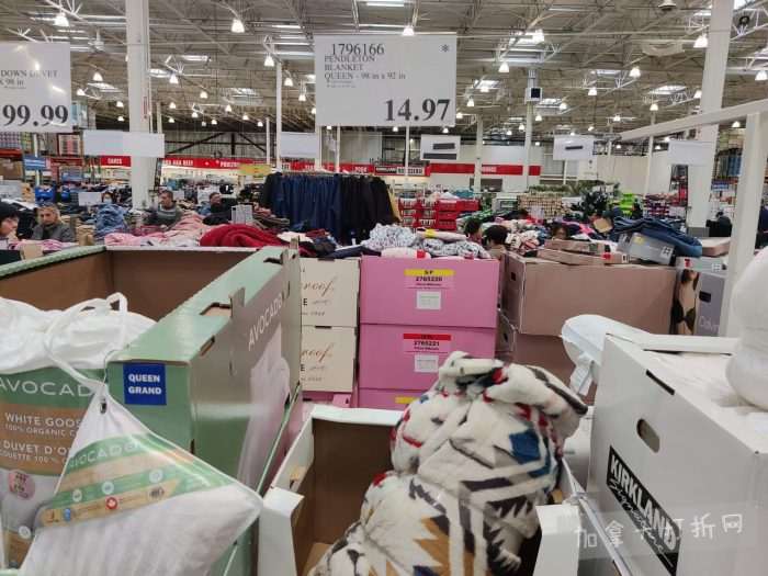 独家！【加东版】Costco店内实拍，有效期至3月15日！免费薅iPhone 16、麦芦卡蜂蜜.99、蜂蜜干果.99、烟熏三文鱼粒.99、燕麦保湿乳.99、毛毛外套.97、淋浴收纳架.99！