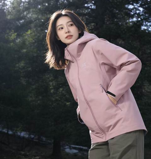 Arc'teryx 女式 Beta 贝栗粉 冲锋衣 764.97加元（原价 900加元）