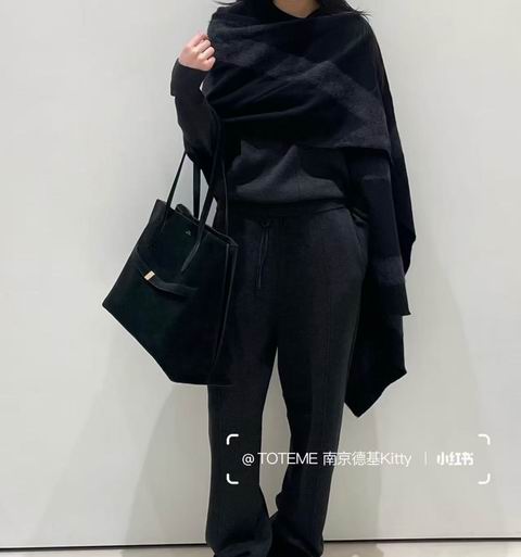 北欧极简风的高级感  都在这只包里了！Toteme 麂皮托特包 999.95加元（原价 2360加元）！2色可选