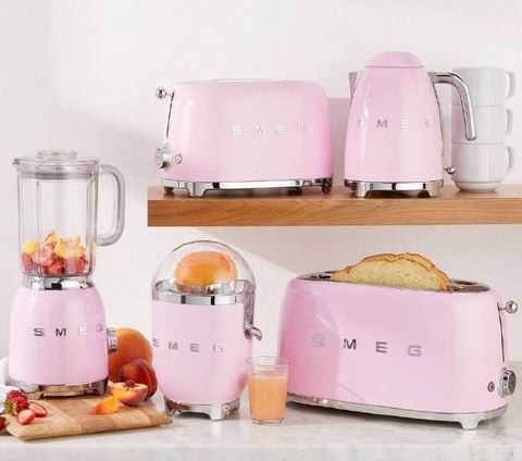  被颜值狠狠拿捏！SMEG 复古厨房电器6.1折起！意式咖啡机$441.85、电水壶$209.99、奶泡器$192