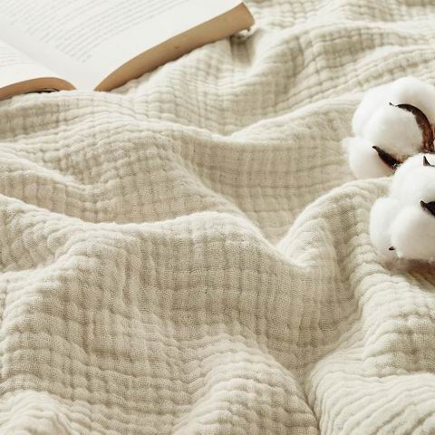  Bedsure 四层透气轻薄柔软棉质纱布毯 31.79加元（原价 52.99加元）