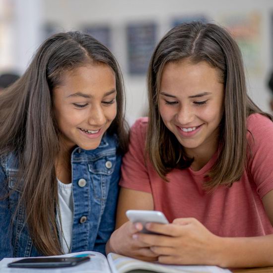  加拿大要动真格了？拟禁青少年用社交平台+AI，这个省率先出手！