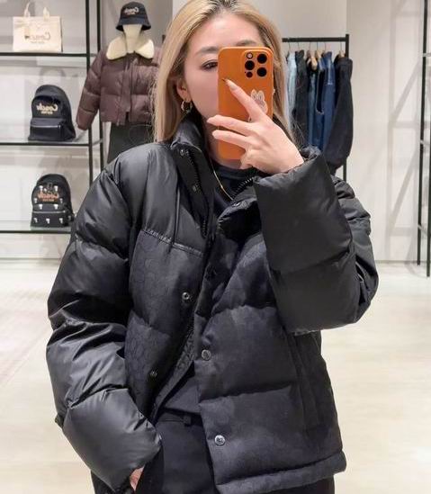 Coach 奥莱老花羽绒服 205加元（原价 820加元）