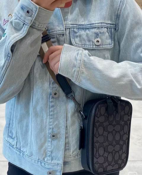 Coach 奥莱 Stanton 提花斜挎包 93加元（原价 310加元）