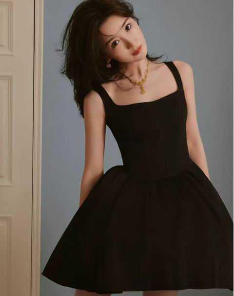 Holt Renfrew 精选Maje 、Sandro 、SKIMS等品牌服饰5折起！